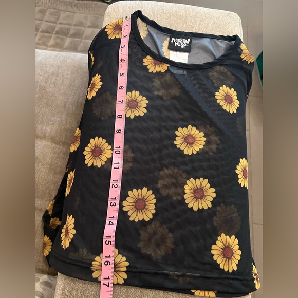 🆕 🌻- MODERN HERO Sunflower 🌻Crop Top - Picture 8 of 13